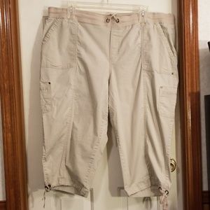 Cato khaki cargo capris. Sz 26/28. EUC.